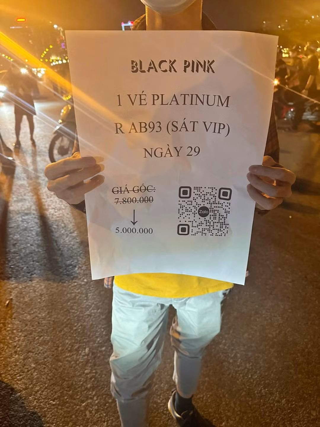 Thậm chí có cả vé Born Pink World Tour Hanoi sát VIP, vé được giảm giá sâu nhưng người bán vẫn vật vờ chào mời.