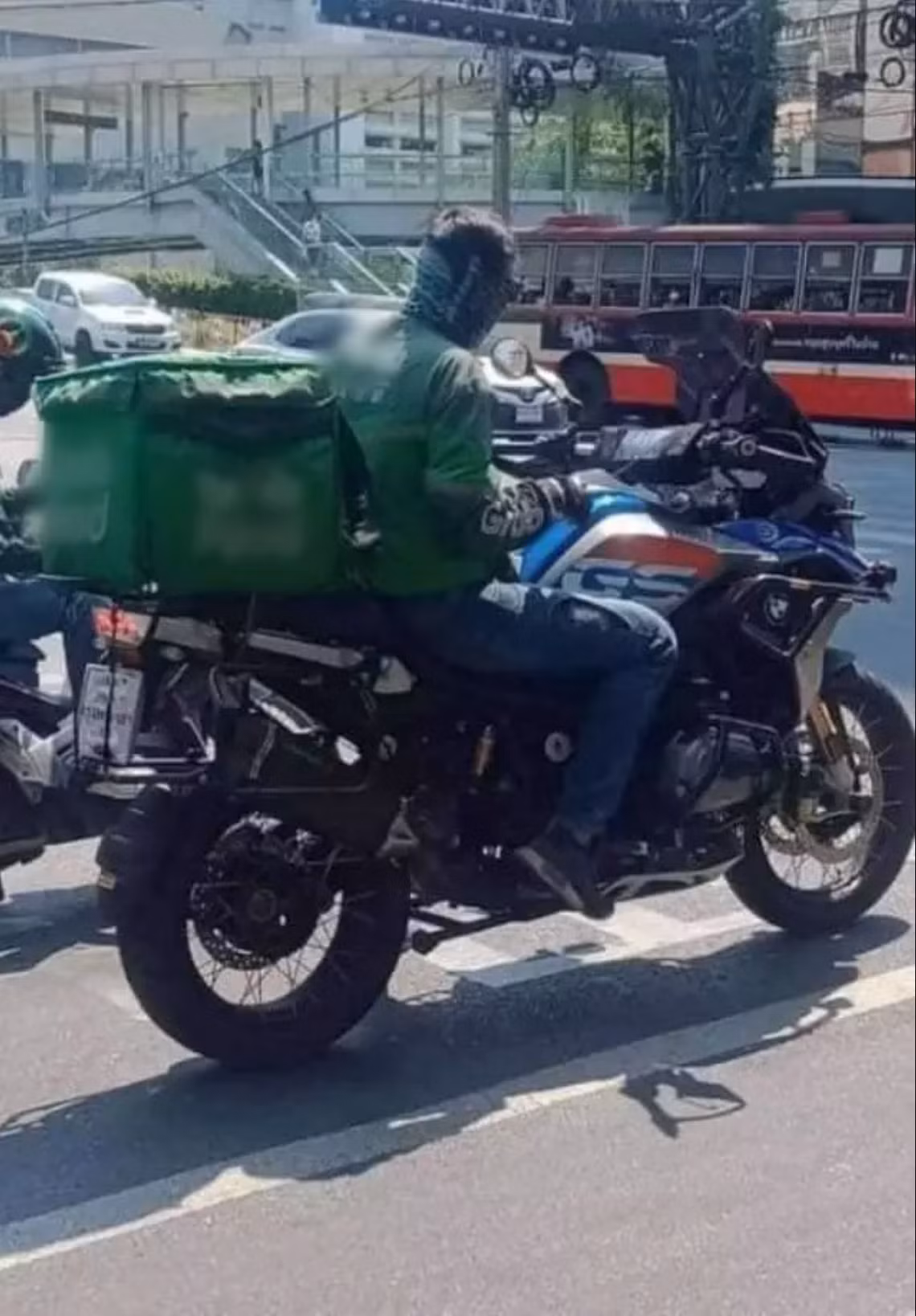 Dù nắng mưa vất vả cũng không ngăn nổi đam mê của anh. Ảnh: Tổng hợp