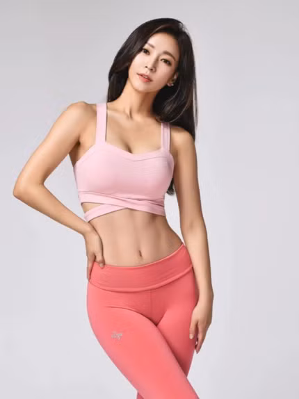 Kim Da Young là huấn luyện viên kiêm trợ giảng yoga nổi tiếng tại Hàn Quốc.