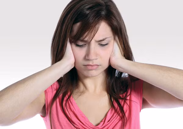 Thanh nhiệt lương huyết, cầm máu, chữa tâm phiền, chảy máu mũi, lưỡi đỏ rêu vàng, khát nước mát, ù tai chóng mặt: Rau muống 150g, cúc hoa 12g, đun sôi 20 phút lọc lấy nước (có thể cho chút đường hòa vào cùng uống trong ngày). 