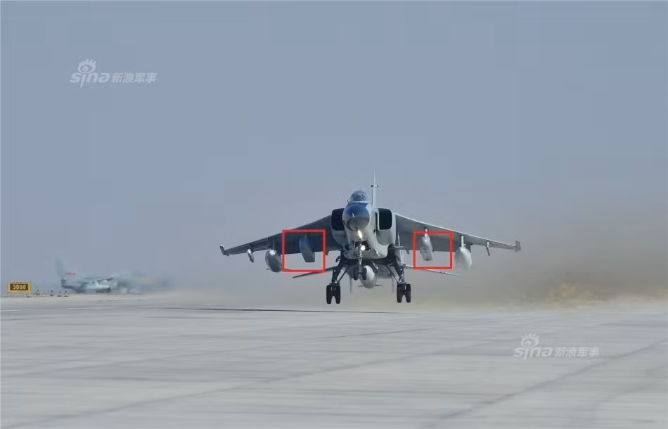 Theo những thông tin được rò gỉ cùng với những bức ảnh này, khi các máy bay JH-7A bay theo đội hình tấn công, chỉ cần một chiếc mang theo các thiết bị điện tử phá sóng KG-800 này bay thấp hơn đội hình khoảng nửa thân máy bay để áp chế hoàn toàn hệ thống rada của đối phương. Nguồn ảnh: Sina.