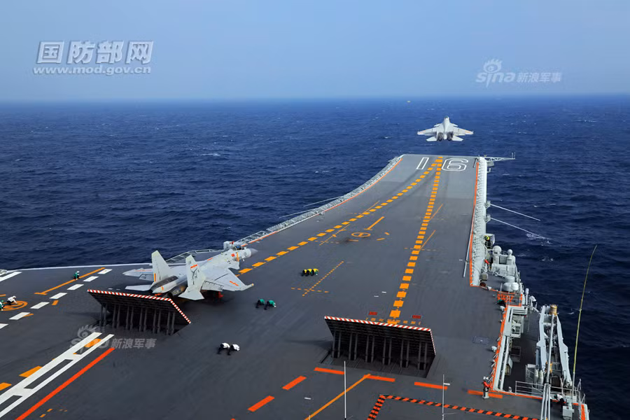 Trong tương lai gần, Trung Quốc có tham vọng phát triển cụm tàu sân bay của mình lên thành hạm đội tàu sân bay để cân bằng vị thế của lực lượng hải quân nước này với Mỹ và các nước trong khu vực châu Á như Ấn Độ và Nhật Bản. Nguồn ảnh: Sina.