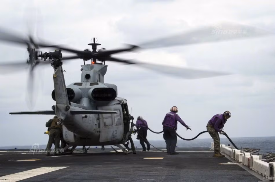 Tham gia cuộc tập luyện này không chỉ có tàu đổ bộ USS Bonhomme Richard mà còn có sự góp mặt của các tàu khu trục, tàu hộ vệ và tàu bệnh viện cũng thuộc lực lượng Hạm đội 6 Hải quân Mỹ. Nguồn ảnh: Sina.