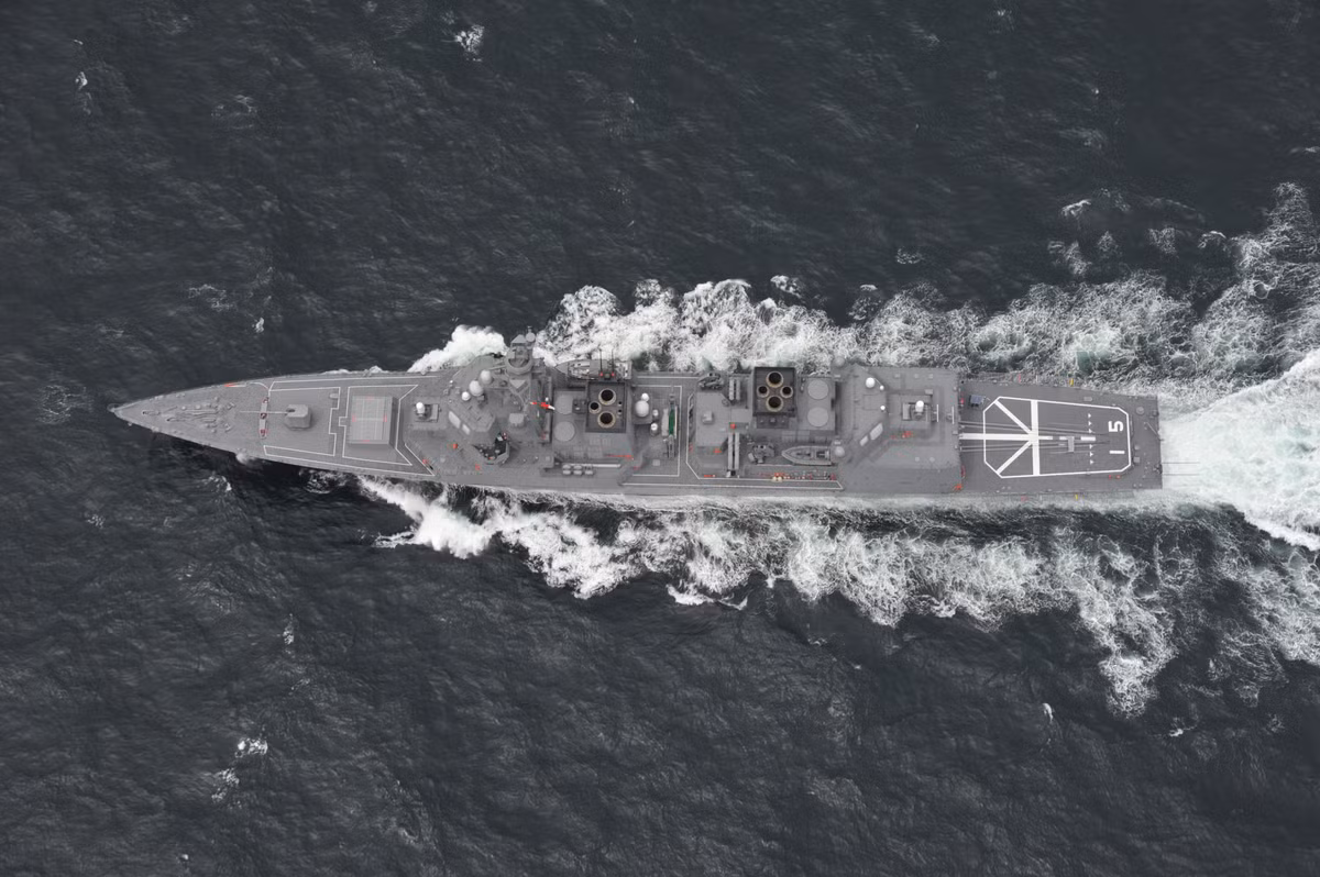 Điểm nhấn lớn nhất trên lớp khu trục Akizuki là nó sở hữu hệ thống chiến đấu tích hợp thiết kế theo hệ thống Aegis của Mỹ, tất nhiên là tính năng không ngang ngửa. Tuy nhiên, một hệ thống cảm biến mạnh cần có vũ khí tương đương thì mới phát huy được hết khả năng của con tàu cỡ lớn. Vũ khí phòng không RIM-162 ESSM dường như là "hơi non", giá như Nhật Bản cố gắng trang bị tên lửa tầm trung-xa SM-2 thì họ đã có chiến hạm Aegis thực sự. Nguồn ảnh: Sina