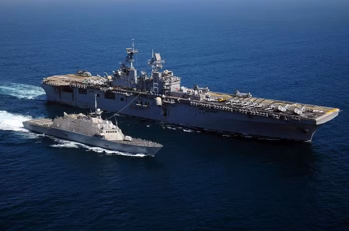  Tàu đổ bộ USS Bonhomme Richard (số thân LHD-6) của Hải quân Mỹ vừa mới tới khu vực biển Đông Á vào hôm 17/3 vừa qua và tiến hành nhận hàng tiếp tế sau gần 1 tháng lênh đên trên biển Thái Bình Dương.