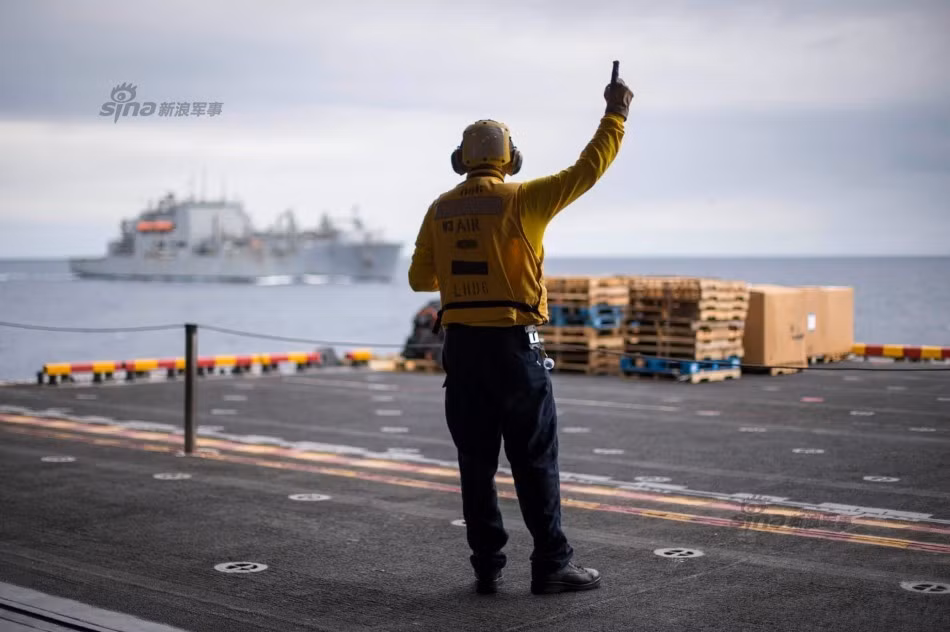 Tàu USS Bonhomme Richard thuộc lớp Wasp được gia nhập biên chế lực lượng Hải quân Mỹ từ năm 1998. Con tàu này có độ giãn nước lên tới 40.500 tấn, dài 257 mét, mớm nước 8,5 mét.