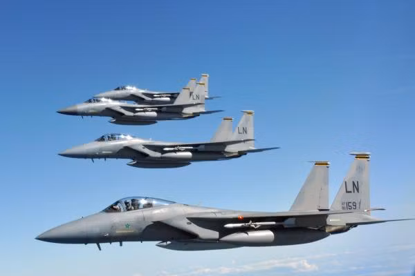 Phía Không quân Mỹ cũng đề cập tới việc cần phải cho các phi công tiêm kích lái F-15 học chuyển loại ngay từ bây giờ để kịp với tiến độ loại bỏ hoàn toàn hàng trăm chiếc F-15C/D vào năm 2020. Nguồn ảnh: Military.