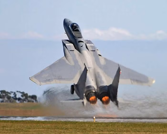 F-15 là chiến đấu cơ một chỗ ngồi, có chiều dài 19,43 mét, trọng lượng cất cánh tối đa 30,8 tấn và tốc độ tối đa lên tới Mach 2,5+ tương đương với khoảng trên 2665 km/h. Nguồn ảnh: Aviation.