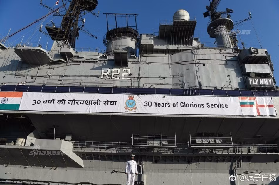 Đến năm 1984, chiếc HMS Hermes bị loại biên khỏi lực lượng Hải quân Hoàng gia Anh và được Ấn Độ mua lại vào năm 1986 để nó tiếp tục phục vụ trong lực lượng Hải quân Ấn Độ với tên gọi INS Viraat (số thân R22). Nguồn ảnh: Sina.