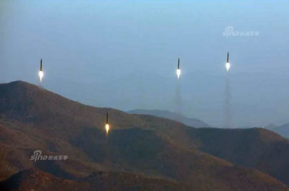 4 quả tên lửa đạn đạo kiểu Scud đã bay dọc lãnh thổ Triều Tiên khoảng 1000km trước khi rơi xuống vùng biển Nhật Bản, khu vực tên lửa rơi xuống cách đảo Oga của Nhật chỉ khoảng 300 km. Nguồn ảnh: Sina.