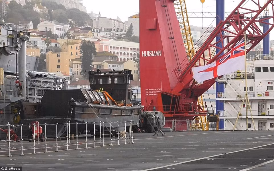 Trong ảnh là tàu đổ bộ cơ giới nhỏ thường được trang bị cho HMS Ocean để chuyên chở binh sĩ, xe tải, thiết giáp lên bờ. Nguồn ảnh: Dailymail.
