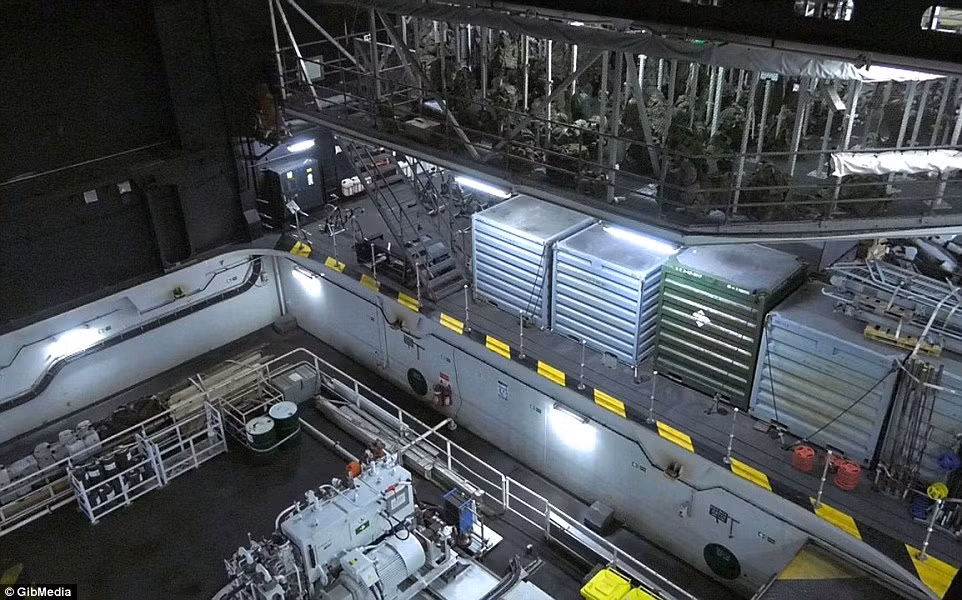 Hiện tại, thuyền trưởng của tàu HMS Ocean đang là Đại tá Robert Pedre. Đại tá Pedre mới chỉ vừa nhận chức vụ thuyền trưởng của con tàu này từ năm 2016 và nếu không có gì thay đổi thì nhiệm kỳ của ông này sẽ kéo dài đến hết năm nay. Nguồn ảnh: Dailymail.