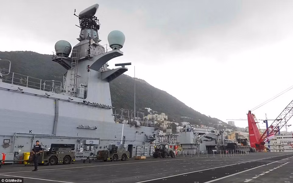 Chiếc HMS Ocean đang nằm trong cảng Plymouth, Devon, Anh Quốc sau 6 tháng công tác tại khu vực vùng Vịnh. Nguồn ảnh: Dailymail.