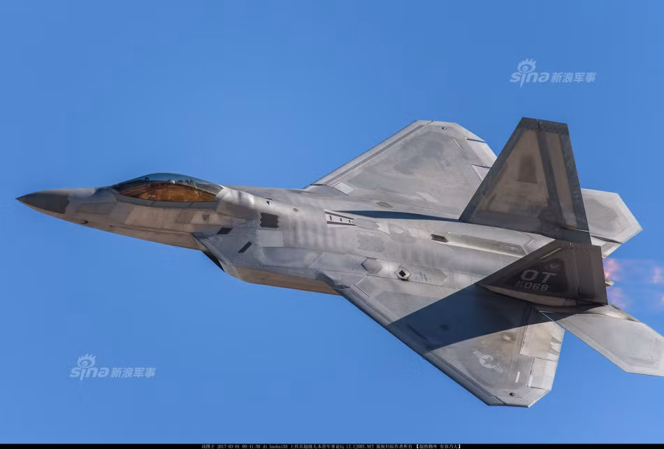 Về độ cơ động, chiếc F-22 Raptor được trang bị 2 động cơ phản lực F119-PW-100 với tốc độ tối đa Mach 2.2 tương đương 2560 km/h, tầm hoạt động tối đa 2.960 km, bán kính chiến đấu đạt 759 km và trần bay 18 km. Tốc độ leo cao của chiếc F-22 Raptor vẫn không được Không Quân Mỹ tiết lộ. Nguồn ảnh: Sina.