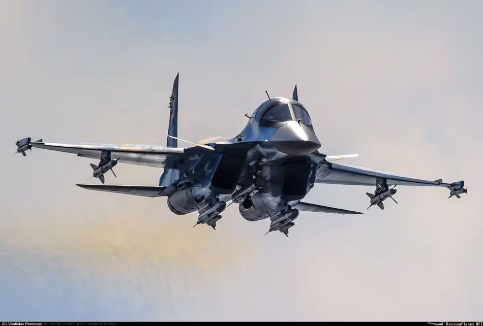 Được sản xuất từ năm 2006 tới nay, Su-34 là loại chiến đấu cơ đa năng với khả năng ném bom và đánh chặn trên không cực kỳ hiệu quả. Nguồn ảnh: Errym.