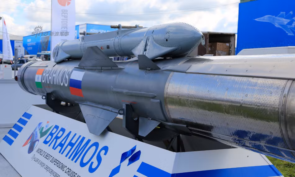 Tên lửa có tầm bắn tối đa vào khoảng 300 km tuy nhiên có nhiều thông tin cho rằng BrahMos có thể nâng cấp thêm để tăng tầm bắn lên tới 600 km. Nguồn ảnh: Sina.