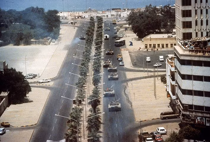 2/8/1990: Lực lượng tăng thiết giáp Iraq dàn quân trong trong thành phố Kuwait trong ngày đầu tiên của cuộc chiến tranh vùng Vịnh. Ảnh: Theguardian.