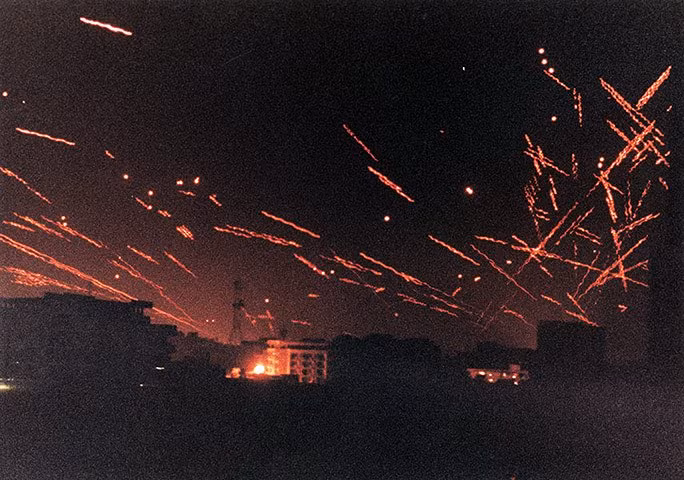 Tháng 1/1991: Thủ đô Baghdad của Iraq sáng rực bởi hỏa lực phòng không trong cuộc giao tranh giữa quân đội nước này với lực lượng không quân liên quân. Ảnh: Theguardian.