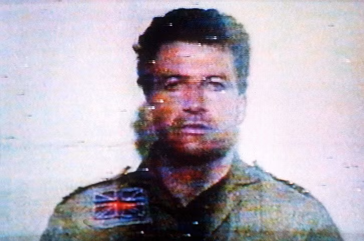Tháng 1/1991: Phi công Không quân Hoàng Gia Anh John Nichol bị phía Iraq bắt giữ sau khi máy bay của anh này bị bắn hạ. Đây là người lính đầu tiên của phía liên quân bị bắt làm tù binh, đến năm 1996 John được trao trả về Anh. Ảnh: Theguardian.