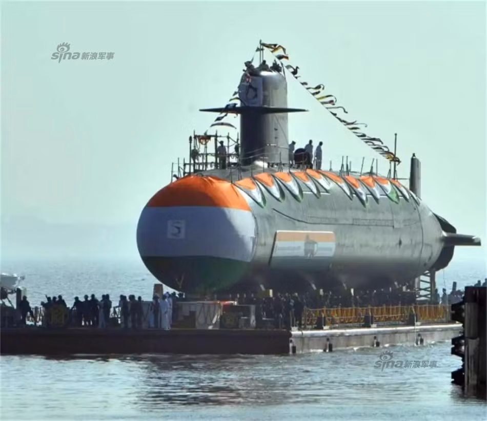 Phiên bản Scorpene của Hải quân Ấn Độ được đặt tên là tàu ngầm lớp Kalvari, phía Ấn Độ dự kiến sẽ chế tạo 6 chiếc tàu ngầm thuộc loại này và hiện tại họ đã hoàn thành 2 chiếc trong đó có chiếc mới nhất vừa được đưa vào hoạt động đầu năm nay. Nguồn ảnh: Sina.