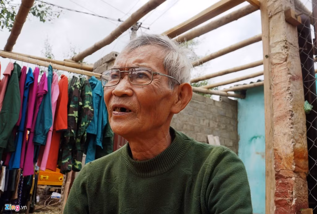 Ông Lơn (67 tuổi) cho biết hiện tượng mưa đá xảy ra vào đêm qua là hiếm thấy ở địa phương này. "Những viên đá to bằng bát ăn cơm. Tôi sống xưa nay ở đây nhưng chưa từng thấy trận lốc kèm mưa đá kinh khủng như thế này", ông lão cho hay. Ảnh: Zingnews.