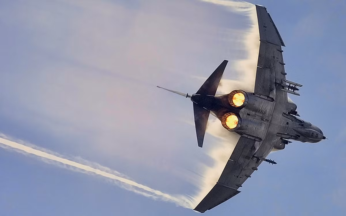 F-4 Phantom có phi hành đoàn 2 người, chiều dài tổng thể 19,2 mét, sải cánh rộng 11,7 mét, diện tích cánh đạt 49,2 mét vuông kèm theo 2 động cơ GE J79-17A cho phép nó có thể cất cánh với trọng lượng tối đa đạt 28 tấn. Nguồn ảnh: Reddit.