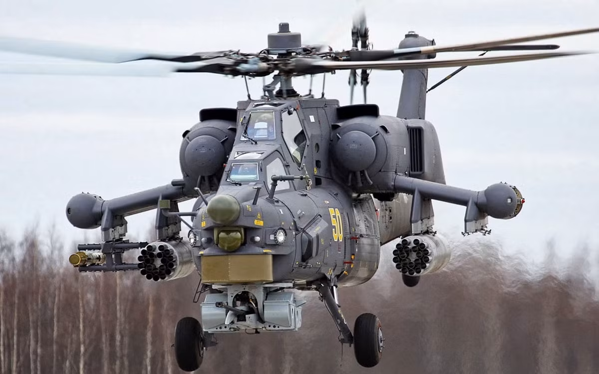 Do đó,trực thăng chiến đấu Mi-28 được ra đời với nhiệm vụ chuyên biệt duy nhất đó là chống tăng. Toàn bộ phần thân của chiếc Mi-28 chỉ có duy nhất một pháo 30mm gắn ở phía mũi, tất cả các vũ khí hạng nặng của nó bao gồm tên lửa, rocket, gunpod, bom hàng không đều được được treo lên hai cánh vũ khí ở thân máy bay. Dù được gọi là "cánh" nhưng bộ phận này chỉ có một tác dụng duy nhất là làm giá treo vũ khí chứ không có tác dụng nâng máy bay. Nguồn ảnh: Brief.