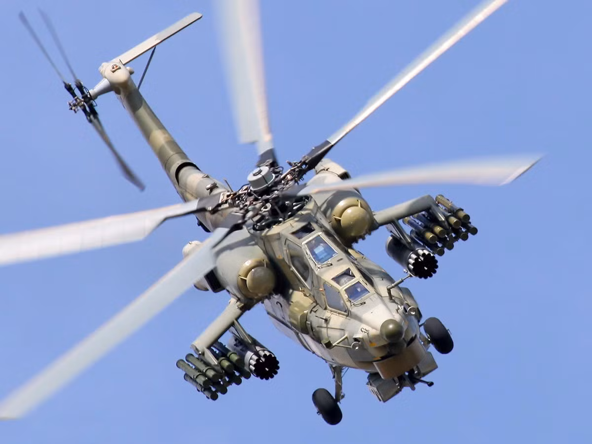 Tuy nhiên chính nhờ khoảng trống này mà các trực thăng Mi-28 loại bỏ được điểm yếu chí tử nhất của trực thăng chiến đấu Apache AH-64 của Mỹ. Với khoang "hành khách" 3 chỗ ngồi này trực thăng Mi-28 có thể thực hiện các nhiệm vụ rải biệt kích, hay sơ tán, giải cứu binh lính dưới mặt đất mà không cần đến sự hỗ trợ từ các trực thăng vận tải chuyên biệt như chiếc Apache. Nguồn ảnh: Youtube.