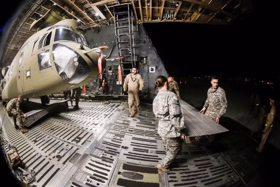 Được ra đời từ năm 1962, CH-47 Chinook được biết đến như một trực thăng vận tải thành công nhất mọi thời đại với độ bền cao, sức chứa lớn và khả năng cơ động tuyệt vời. Nguồn ảnh: Sina.