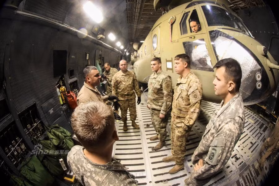 Chiếc C-5 Galaxy có thể chở được khối hàng tối đa 122 tấn, nghĩa là thừa sức chở được một chiếc trực thăng Chinook CH-47, tuy nhiên do không gian bên trong chiếc C-5 có hạn nên chiếc trực thăng buộc phải tháo hết tất cả hệ thống cánh quạt ra. Nguồn ảnh: Sina.