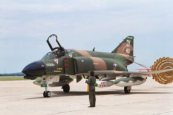Đây cũng chính là chiếc máy bay phản lực của Mỹ bị bắn hạ nhiều nhất trong cuộc chiến tranh Việt Nam. Đến năm 2017, Mỹ là nước cuối cùng còn biên chế F-4 và cũng đã chính thức cho các chiến đấu cơ này về hưu. Nguồn ảnh: Warbird.