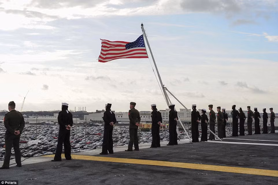Thủy thủ trên tàu sân bay USS Theodore Roosevelt chuẩn bị rời cảng Norfolk để di chuyển vòng quanh thế giới tới cảng Sandiego. Trong cuộc hành trình vòng quanh thế giới của mình vào năm 2015, tàu sân bay USS Theodore Roosevelt đã gia nhập hải trình cùng Hạm đội 5, Hạm đội 6 và Hạm đội 7 Hải quân Mỹ. Nguồn ảnh: BI.