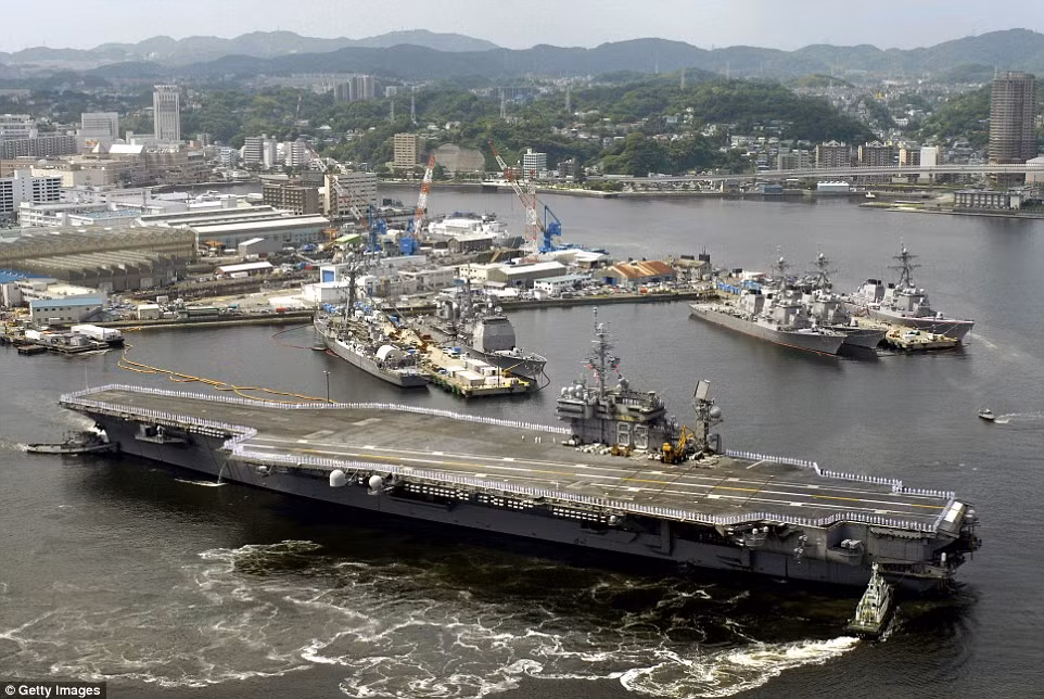 Tàu sân bay USS Kitty Hawk (số thân CV 63) đang rời cảng Yokosuka, Nhật Bản. Ảnh được chụp vào cuối tháng 5/2008. Đây là chiếc tàu sân bay cuối cùng của Hải quân Mỹ sử dụng động cơ đốt trong và nó đã được cho nghỉ hưu vào năm 2009. Hiện nay tất cả các tàu sân bay của Mỹ đều sử dụng động cơ hạt nhân. Nguồn ảnh: BI.