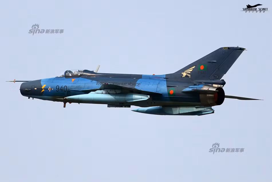 Trong đó, loại F-7BGI là phiên bản F-7 hiện đại nhất mà Bangladesh từng sở hữu. Nó được trang bị radar điều khiển hỏa lực rất mạnh KLJ-6F có tầm trinh sát 86km; ngoài tên lửa không đối không, F-7BGI có thể mang cả bom dẫn đường GPS/laser, tên lửa hành trình chống hạm; máy bay có thể đạt tốc độ Mach 2,2. Nguồn ảnh: Sina.