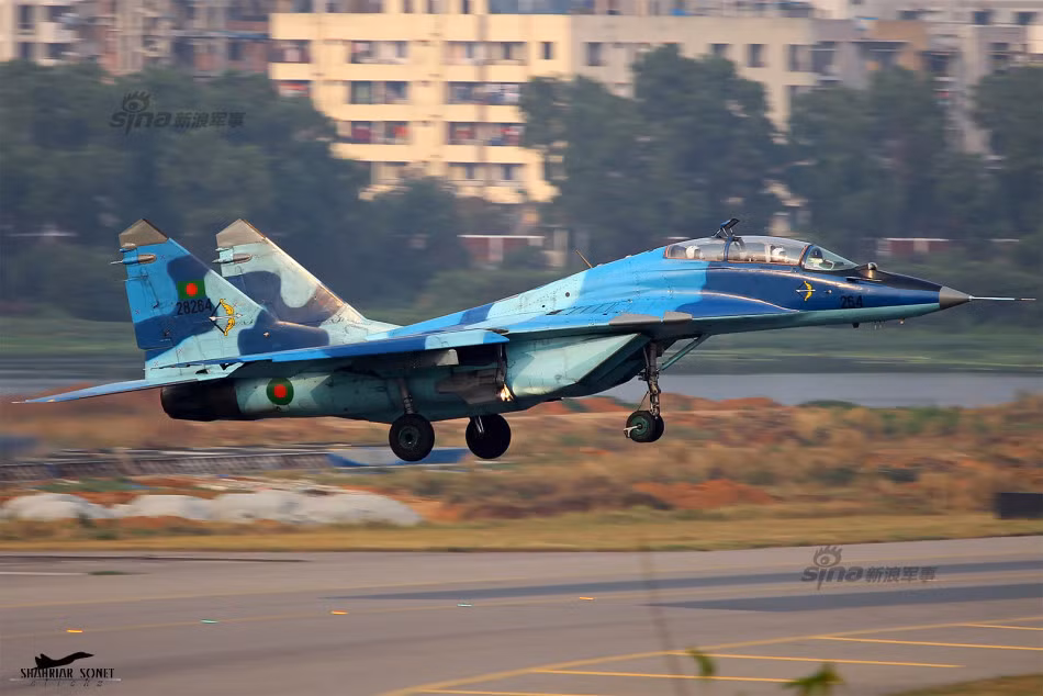 Những chiếc tiêm kích MiG-29B của Không quân Bangladesh là phiên bản xuất khẩu của MiG-29 9.12 cho các nước ngoài khối Warsaw, thiếu hệ thống gây nhiễu điện tử hiện đại. Radar RLPK-29 của MiG-29B cũng gặp nhiều hạn chế trong tác chiến hiện đại. Nguồn ảnh: Sina.