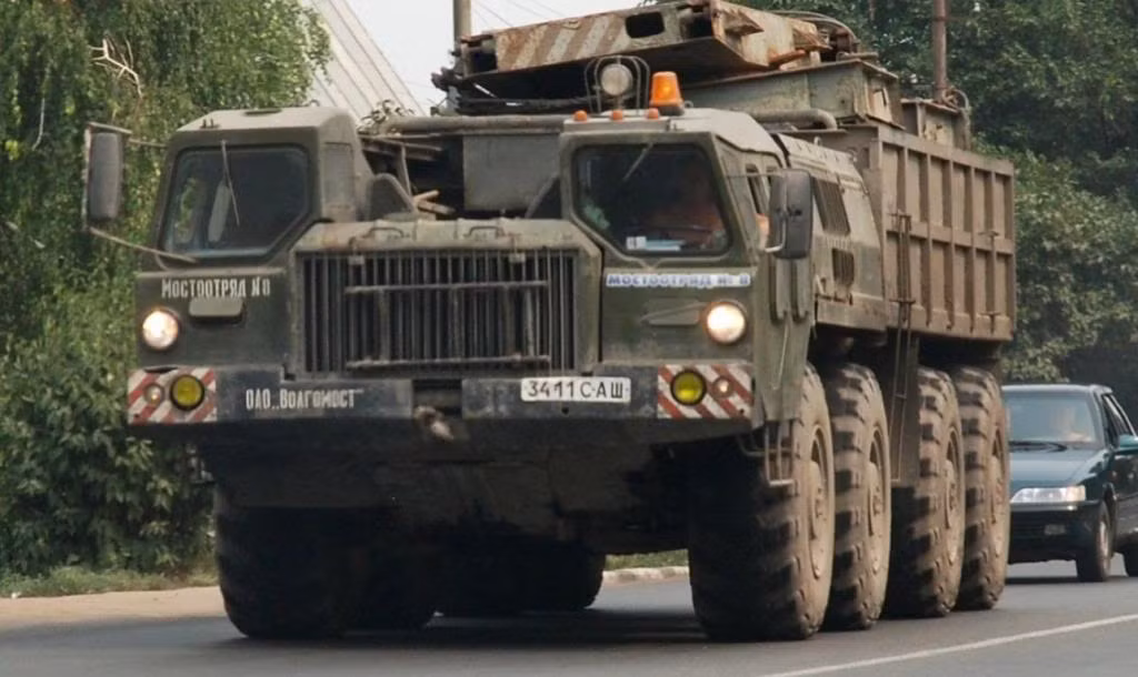 Khung bệ cơ sở của S-300 được thiết kế với hệ thống dẫn động chủ động 8x8, xe có khả năng vượt đường trường cực kỳ đáng kể, tuy nhiên nó lại không được thiết kế để đi trên đường nhựa nên có tốc độ rất chậm, tối đa chỉ khoảng 60 km/h là xe đã "rung bần bật". Nguồn ảnh: Armorama.