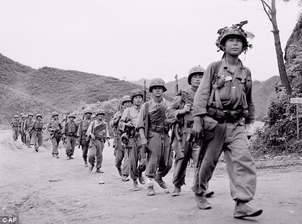 Một đơn vị lính Nam Hàn được trang bị quân phục và vũ khí giống hệt với binh lính Mỹ đang hành quân chiến đấu trong cuộc chiến tranh Triều Tiên. Nguồn ảnh: Dailymail.