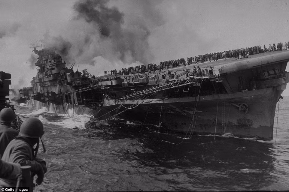 Chiếc tàu sân bay USS Franklin nghiêng tới hơn 20 độ sau khi bị đánh bom bởi các máy bay Nhật vào năm 1945, tổng cộng đã có 724 thủy thủ đoàn thiệt mạng sau khi hàng không mẫu hạm này bị tấn công quá mạnh bởi lực lượng Không quân Nhật Bản. Nguồn ảnh: BI.