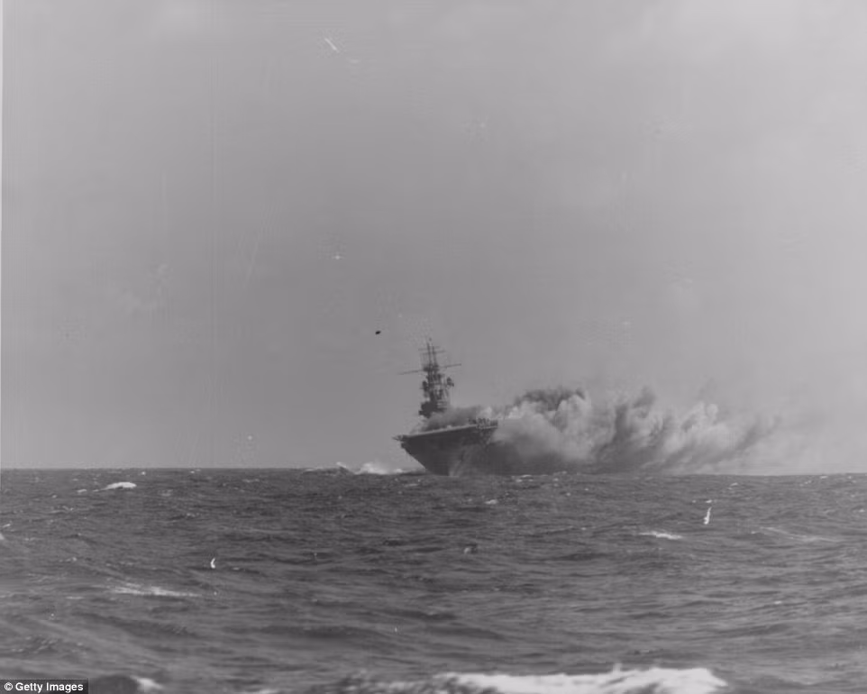 Tàu sân bay USS Wasp bốc cháy dữ dội sau khi bị dính liên tiếp tới 3 quả ngư lôi được phóng ra từ tàu ngầm I-19 của Nhật Bản. Ảnh được chụp vào ngày 15/9/1942. Nguồn ảnh: BI.