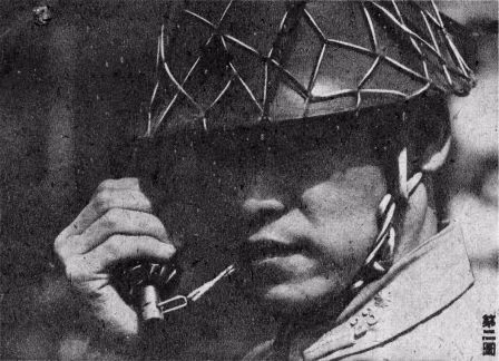 Lựu đạn Type 97 của quân đội Nhật có trọng lượng khoảng 0,45 kg với kích thước gọn nhẹ tương tự như quả MK 2 của Mỹ là một trong các loại lựu đạn phổ biến nhất trong chiến tranh thế giới thứ hai của quân đội nước này. Lựu đạn có cơ chế sử dụng khá độc đáo, sau khi rút chốt, người lính phải đập mạnh núm nhô ra của quả lựu đạn vào đâu đó (thường là vào mũ sắt) để kích hoạt dây cháy chậm sau đó mới ném đi. Nguồn ảnh: Wikipedia.