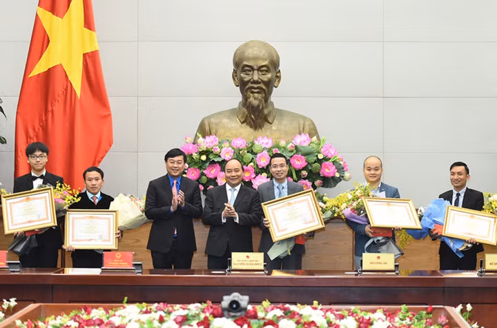 "Những sản phẩm, suy nghĩ, khởi nghiệp mà các bạn đã thành công là những công việc, sản phẩm thiết thực với đời sống xã hội. Tất cả những việc các bạn làm, xã hội đang mong mỏi; không phải những đóng góp trong ngăn kéo mà đóng góp ra ngoài cuộc sống xã hội ", Thủ tướng nhấn mạnh. Trong ảnh: Thủ tướng Nguyễn Xuân Phúc trao bằng khen cho các gương mặt trẻ tiêu biểu.
