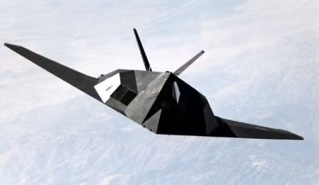 Chưa hết, phía NATO còn cáo buộc rằng rất nhiều mảnh vỡ máy bay từ xác của chiếc F-117 Nighthawk đã được chuyển sang Nga thậm chí còn được bán cho Trung Quốc. Nhiều nguồn tin cho rằng chính các mảnh vỡ của vỏ chiếc F-117 với chất liệu đặc biệt giúp hấp thụ sóng radar đã được bán cho Trung Quốc để nước này nghiên cứu, chế tạo ra lớp vỏ của chiến đấu cơ tàng hình J-20 sau này. Nguồn ảnh: Sputnik.