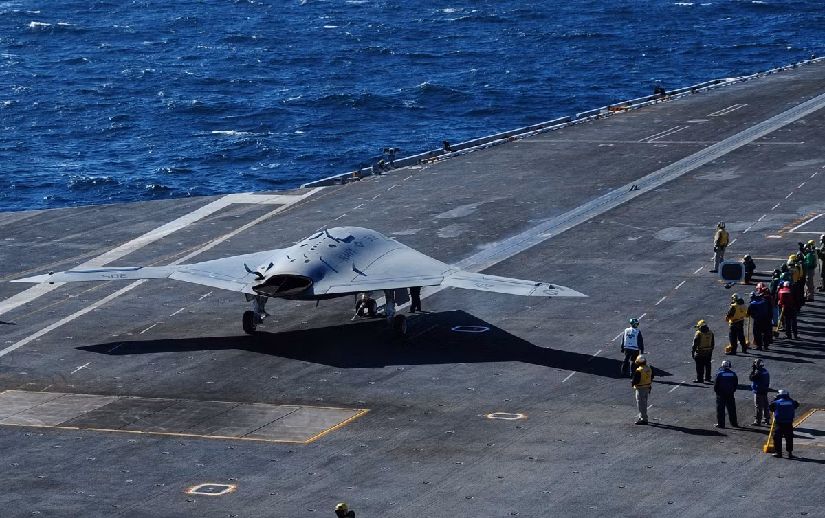 Hiện tại, phía Mỹ đang cho các máy bay không người lái MQ-25 tham gia các hoạt động cùng với các máy bay F-35 mới nhất của nước này, điều đó đồng nghĩa với việc khả năng tàng hình của chiếc MQ-25 ít nhất cũng phải tương đương với những chiếc F-35 và thậm chí hiệu suất chiến đấu cũng phải ngang bằng. Nguồn ảnh: Cazarium.