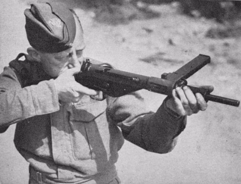 Được ra đời từ năm 1940 và đưa vào sản xuất hàng loạt chỉ 1 năm sau đó, khẩu tiểu liên Sten là một trong những khẩu súng tiêu biểu nhất trong chiến tranh thế giới thứ hai. Súng được nghiên cứu, phát triển và sản xuất bởi nước Anh. Nguồn ảnh: Wiki.