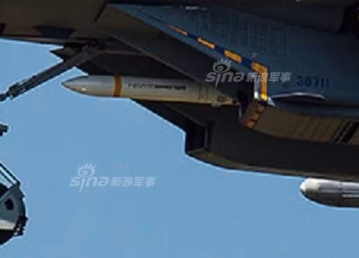 Việc đồng bộ hệ thống điều khiển rada và dẫn đường tín hiệu từ máy bay Su-27SK tới loại tên lửa mới do Trung Quốc tự sản xuất này không phải là một công việc đơn giản, việc đó thậm chí còn đòi hỏi các kỹ sư Trung Quốc phải bổ sung rất nhiều dòng lệnh với độ chính xác cao vào hệ thống máy tính trên chiếc Su-27SK. Nguồn ảnh: Sina.