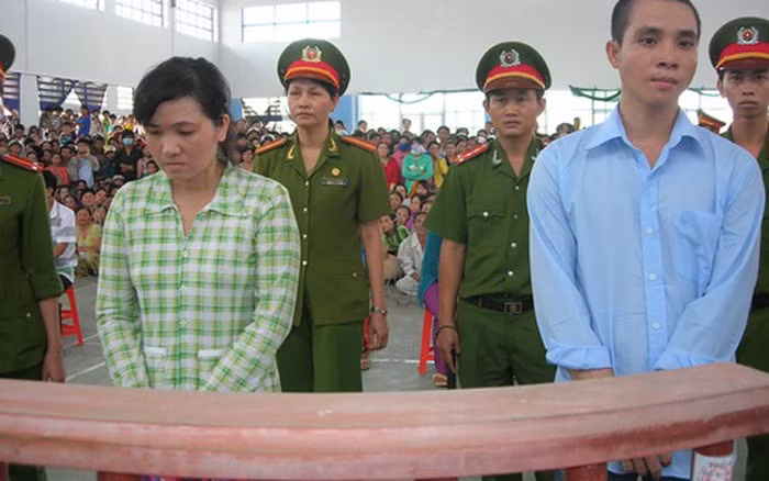 Ngày 26/6/2013, TAND tỉnh Sóc Trăng tuyên phạt Trần Tuấn Thanh mức án tử hình, Văn Thị Thủy án tù chung thân cùng về tội Giết người. Theo HĐXX, bị cáo Thanh phạm tội đặc biệt nghiêm trọng, không còn khả năng cải tạo, chà đạp lên luân thường đạo lý và thuần phong mỹ tục nên cần phải phạt mức án cao nhất. (Ảnh Người lao động)