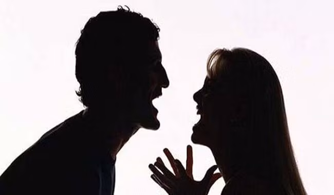 Nhưng thời gian gần đây, vợ chồng xảy ra mâu thuẫn, hay cự cãi, hình như là chuyện lăng nhăng tình cảm. Văn Thị Thủy có tâm sự với người hàng xóm, Trần Văn Nhân thường đùa với vợ, sẽ chết, bỏ hai đứa con. Cháu Trần Tuấn Duy nhớ lại, vài ngày trước, mẹ Thủy nghe điện thoại lúc nửa đêm, cha nghe thấy, tát vào mặt mẹ.(Ảnh minh họa, nguồn ảnh: Internet)