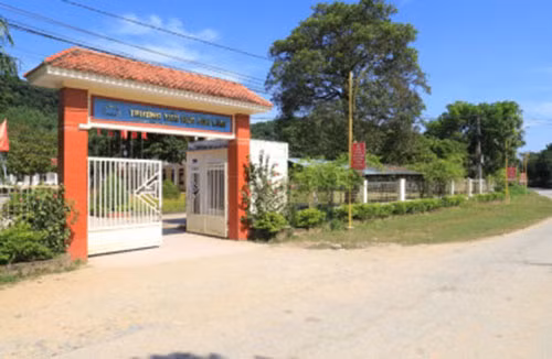 Hà Tĩnh: Khởi tố người bố cầm dao tới trường bắt hiệu trưởng quỳ Ha Tinh: Khoi to nguoi bo cam dao toi truong bat hieu truong quy