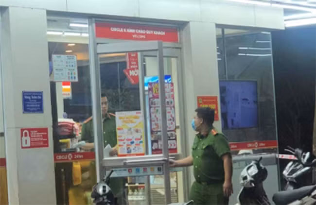 Hà Nội: Phát hiện thi thể nam trong nhà vệ sinh tại Circle K Ha Noi: Phat hien thi the nam trong nha ve sinh tai Circle K