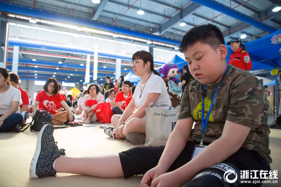 Trong suốt khoảng thời gian diễn ra cuộc thi, các thí sinh không được làm bất cứ việc gì. Họ không được nói chuyện, ngủ, ăn hay sử dụng thiết bị công nghệ, không được phép nhìn đồng hồ hay di chuyển quá nhiều. (Nguồn Sina)